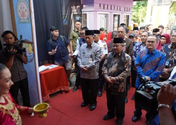 Menteri Pendidikan Dasar dan Menengah RI Prof. Dr. Abdul Mu’ti, M.Ed., bersama Wakil Gubernur Jambi Drs. H. Abdullah Sani, M.Pd.I., dan jajaran pejabat Pemerintah Provinsi Jambi mengikuti prosesi penyambutan secara adat saat tiba di SMK Negeri 4 Kota. Kamis (24/7/2025). (Foto: Diskominfo Provinsi Jambi/Novriansah)