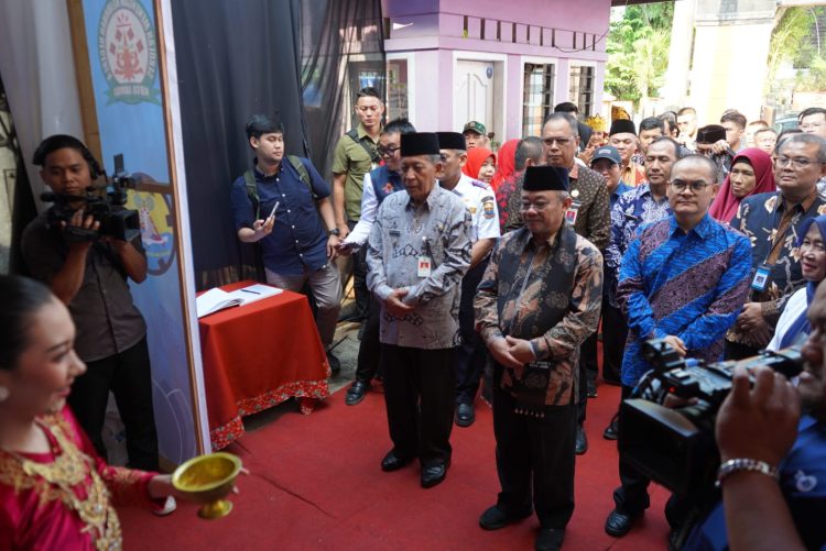 Menteri Pendidikan Dasar dan Menengah RI Prof. Dr. Abdul Mu’ti, M.Ed., bersama Wakil Gubernur Jambi Drs. H. Abdullah Sani, M.Pd.I., dan jajaran pejabat Pemerintah Provinsi Jambi mengikuti prosesi penyambutan secara adat saat tiba di SMK Negeri 4 Kota. Kamis (24/7/2025). (Foto: Diskominfo Provinsi Jambi/Novriansah)
