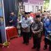 Menteri Pendidikan Dasar dan Menengah RI Prof. Dr. Abdul Mu’ti, M.Ed., bersama Wakil Gubernur Jambi Drs. H. Abdullah Sani, M.Pd.I., dan jajaran pejabat Pemerintah Provinsi Jambi mengikuti prosesi penyambutan secara adat saat tiba di SMK Negeri 4 Kota. Kamis (24/7/2025). (Foto: Diskominfo Provinsi Jambi/Novriansah)