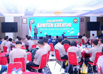Kabid Humas Polda Jambi Kombes Pol. Mulia Prianto memberikan sambutan saat membuka kegiatan Pelatihan Konten Kreator untuk admin media sosial Polres dan Satker di lingkungan Polda Jambi, Kamis (24/7/2025). (DOK.daus) 