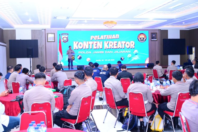 Kabid Humas Polda Jambi Kombes Pol. Mulia Prianto memberikan sambutan saat membuka kegiatan Pelatihan Konten Kreator untuk admin media sosial Polres dan Satker di lingkungan Polda Jambi, Kamis (24/7/2025). (DOK.daus) 