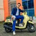 Elvaro, pengguna Yamaha Fazzio, berpose dengan motor andalannya yang berwarna kuning cerah di halaman kampus di Kota Jambi, Rabu (24/7/2025). (Dok.Yamaha)