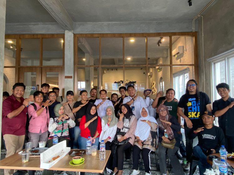 Manajemen Pelindo Jambi berfoto bersama insan media usai acara silaturahmi dan diskusi capaian kinerja Semester I 2025 di salah satu kafe di Kota Jambi, Kamis (24/7/2025). (Dok. Nahar)
