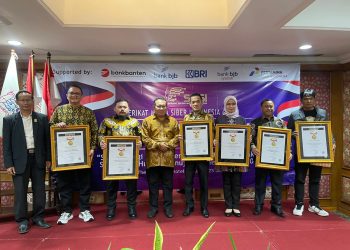 Sejumlah tokoh nasional menerima Anugerah Sahabat Pers dan Pin Emas dari SMSI dalam Konvensi Nasional 2025 di The Jayakarta Hotel, Jakarta, Jumat (25/7/2025). (Dok. SMSI)