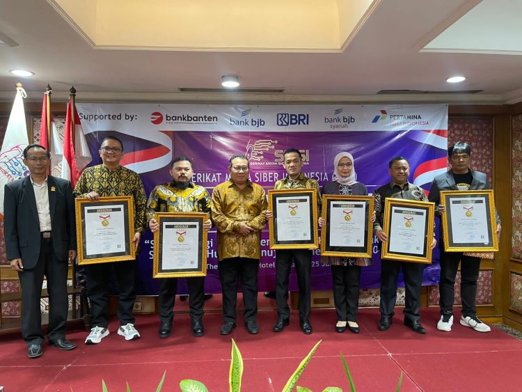 Sejumlah tokoh nasional menerima Anugerah Sahabat Pers dan Pin Emas dari SMSI dalam Konvensi Nasional 2025 di The Jayakarta Hotel, Jakarta, Jumat (25/7/2025). (Dok. SMSI)