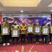 Sejumlah tokoh nasional menerima Anugerah Sahabat Pers dan Pin Emas dari SMSI dalam Konvensi Nasional 2025 di The Jayakarta Hotel, Jakarta, Jumat (25/7/2025). (Dok. SMSI)
