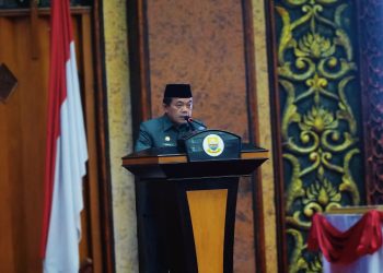 Gubernur Jambi Al Haris menyampaikan Nota Pengantar tiga Ranperda strategis dalam Rapat Paripurna DPRD Provinsi Jambi, Jumat malam (25/7/2025). (Foto: Agus Supriyanto/Diskominfo Provinsi Jambi)