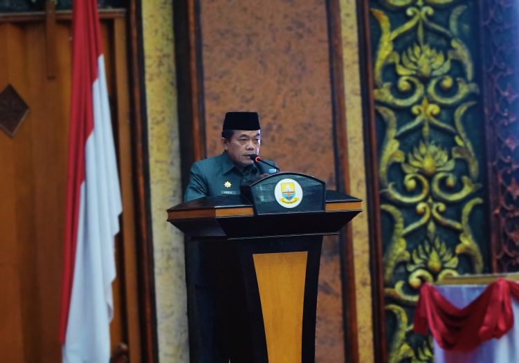 Gubernur Jambi Al Haris menyampaikan Nota Pengantar tiga Ranperda strategis dalam Rapat Paripurna DPRD Provinsi Jambi, Jumat malam (25/7/2025). (Foto: Agus Supriyanto/Diskominfo Provinsi Jambi)