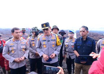 Irjen Pol. K.H. Siregar memberikan keterangan kepada awak media usai pengecekan lokasi Karhutla.Sabtu, (26/07/2025) (dok.Stepanus)