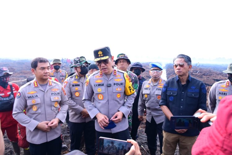 Irjen Pol. K.H. Siregar memberikan keterangan kepada awak media usai pengecekan lokasi Karhutla.Sabtu, (26/07/2025) (dok.Stepanus)