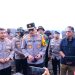 Irjen Pol. K.H. Siregar memberikan keterangan kepada awak media usai pengecekan lokasi Karhutla.Sabtu, (26/07/2025) (dok.Stepanus)