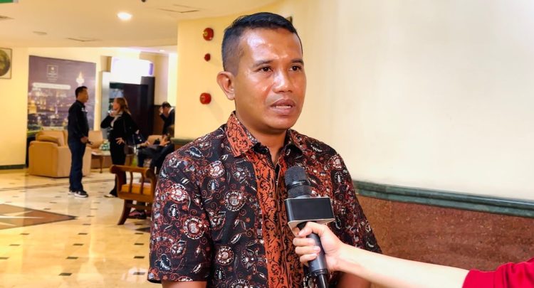 AKBP Natalena Eko Cahyono memberikan pernyataan usai menerima penghargaan Sahabat Pers Indonesia dari SMSI Pusat dalam Konvensi Nasional SMSI 2025 di Hotel The Jayakarta, Jum'at (25/7). (Dok.Dhea)