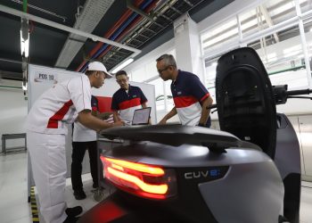 Tim juri AHM tengah melakukan penilaian teknis pada motor listrik Honda CUV e: dalam rangkaian AHM-TSC 2025 di AHSRTC, Cikarang, Jawa Barat, (dok.sinsen)