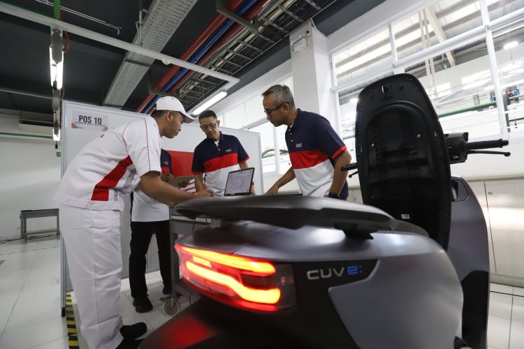 Tim juri AHM tengah melakukan penilaian teknis pada motor listrik Honda CUV e: dalam rangkaian AHM-TSC 2025 di AHSRTC, Cikarang, Jawa Barat, (dok.sinsen)