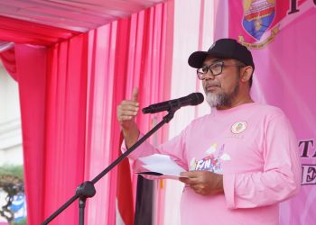 Sekretaris Daerah Provinsi Jambi, Dr. H. Sudirman, SH., MH., menyampaikan sambutan pada Puncak Peringatan HUT ke-74 IBI dan kegiatan Fun Walk di Halaman Kantor Gubernur Jambi, Minggu (27/7/2025). (Foto: Novriansah/Diskominfo Jambi)