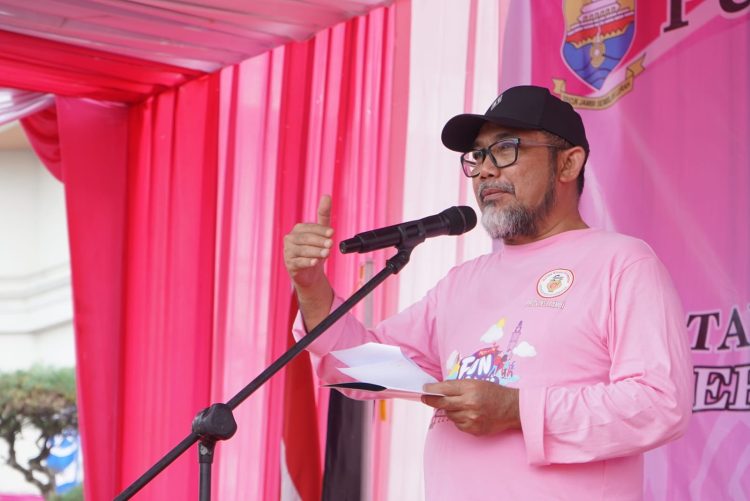 Sekretaris Daerah Provinsi Jambi, Dr. H. Sudirman, SH., MH., menyampaikan sambutan pada Puncak Peringatan HUT ke-74 IBI dan kegiatan Fun Walk di Halaman Kantor Gubernur Jambi, Minggu (27/7/2025). (Foto: Novriansah/Diskominfo Jambi)