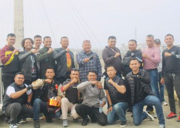 Dansat Brimob Polda Jambi Kombes Pol M. Faishal Aris (tengah) bersama anggota dan masyarakat dalam kegiatan touring komunitas motor Brigas di Jembatan Gentala Arasy, Jambi, Minggu (27/7/2025). (Dok.Nahar)
