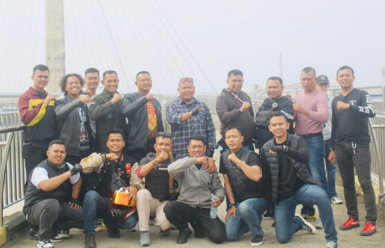 Dansat Brimob Polda Jambi Kombes Pol M. Faishal Aris (tengah) bersama anggota dan masyarakat dalam kegiatan touring komunitas motor Brigas di Jembatan Gentala Arasy, Jambi, Minggu (27/7/2025). (Dok.Nahar)