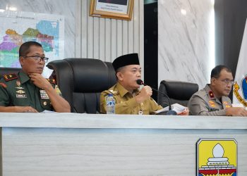 Gubernur Jambi Al Haris (tengah) menyampaikan laporan penanganan karhutla kepada Menteri KLHK dan Kepala BNPB dalam rapat virtual di JDAC Kantor Gubernur Jambi, didampingi Danrem 042/Gapu Brigjen TNI Heri Purwanto (kiri) dan Wakapolda Jambi Brigjen Pol M. Mustaqim, Senin (28/7/2025). (Foto: Harun Al Rasyid)
