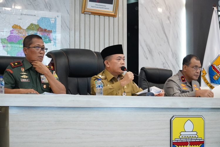 Gubernur Jambi Al Haris (tengah) menyampaikan laporan penanganan karhutla kepada Menteri KLHK dan Kepala BNPB dalam rapat virtual di JDAC Kantor Gubernur Jambi, didampingi Danrem 042/Gapu Brigjen TNI Heri Purwanto (kiri) dan Wakapolda Jambi Brigjen Pol M. Mustaqim, Senin (28/7/2025). (Foto: Harun Al Rasyid)