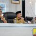 Gubernur Jambi Al Haris (tengah) menyampaikan laporan penanganan karhutla kepada Menteri KLHK dan Kepala BNPB dalam rapat virtual di JDAC Kantor Gubernur Jambi, didampingi Danrem 042/Gapu Brigjen TNI Heri Purwanto (kiri) dan Wakapolda Jambi Brigjen Pol M. Mustaqim, Senin (28/7/2025). (Foto: Harun Al Rasyid)