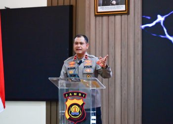 Wakapolda Jambi, Brigjen Pol. M. Mustaqim, saat memberikan arahan dalam pembukaan Rakernis Fungsi Logistik Tahun Anggaran 2025 di Gedung Siginjai Mapolda Jambi, Senin (28/07/2025). (Dok.Humas Polda Jambi)