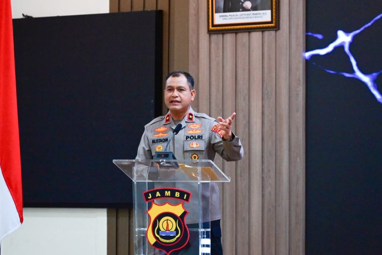 Wakapolda Jambi, Brigjen Pol. M. Mustaqim, saat memberikan arahan dalam pembukaan Rakernis Fungsi Logistik Tahun Anggaran 2025 di Gedung Siginjai Mapolda Jambi, Senin (28/07/2025). (Dok.Humas Polda Jambi)