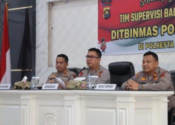 Kapolresta Jambi Kombes Pol Boy Sutan Binanga Siregar (tengah) didampingi Tim Supervisi Ditbinmas Polda Jambi memberikan paparan dalam kegiatan supervisi fungsi Binmas di Aula Manginti Polresta Jambi, Selasa (29/7/2025).(dok.humas)