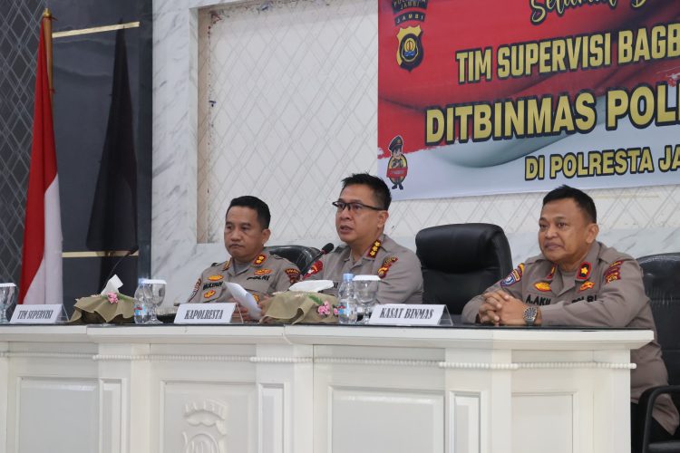 Kapolresta Jambi Kombes Pol Boy Sutan Binanga Siregar (tengah) didampingi Tim Supervisi Ditbinmas Polda Jambi memberikan paparan dalam kegiatan supervisi fungsi Binmas di Aula Manginti Polresta Jambi, Selasa (29/7/2025).(dok.humas)