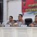 Kapolresta Jambi Kombes Pol Boy Sutan Binanga Siregar (tengah) didampingi Tim Supervisi Ditbinmas Polda Jambi memberikan paparan dalam kegiatan supervisi fungsi Binmas di Aula Manginti Polresta Jambi, Selasa (29/7/2025).(dok.humas)