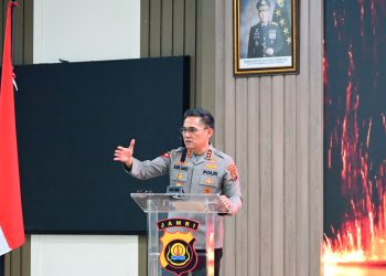 Kapolda Jambi Irjen Pol. Krisno H. Siregar saat memberikan sambutan dalam pembukaan Rakernis Gabungan Fungsi TIK dan Bidkum Polda Jambi Tahun Anggaran 2025 di Aula Gedung Siginjai, Selasa (29/7/2025). (Dok. Humas)