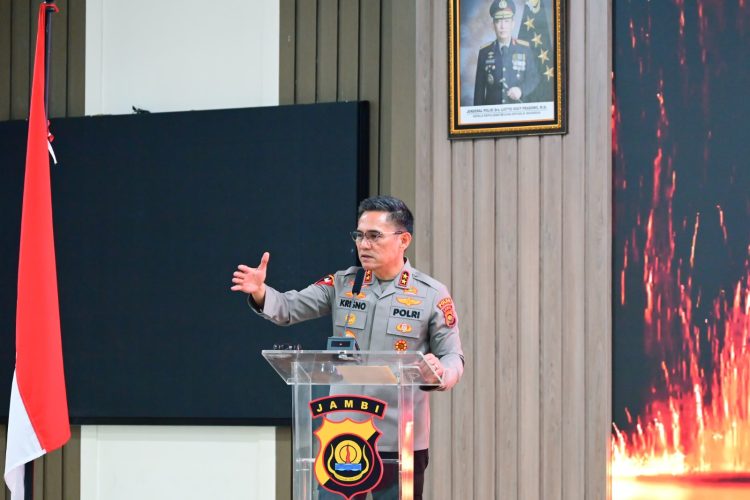 Kapolda Jambi Irjen Pol. Krisno H. Siregar saat memberikan sambutan dalam pembukaan Rakernis Gabungan Fungsi TIK dan Bidkum Polda Jambi Tahun Anggaran 2025 di Aula Gedung Siginjai, Selasa (29/7/2025). (Dok. Humas)