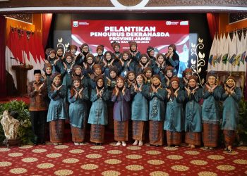 Ketua Dekranasda Provinsi Jambi Hj. Hesnidar Haris (tengah) berfoto bersama pengurus Dekranasda Jambi masa bakti 2025–2030 usai pelantikan di Auditorium Rumah Dinas Gubernur Jambi, Selasa (29/7/2025). (Dok.erit - kominfo)