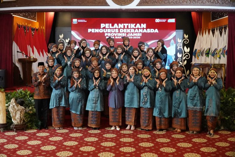 Ketua Dekranasda Provinsi Jambi Hj. Hesnidar Haris (tengah) berfoto bersama pengurus Dekranasda Jambi masa bakti 2025–2030 usai pelantikan di Auditorium Rumah Dinas Gubernur Jambi, Selasa (29/7/2025). (Dok.erit - kominfo)