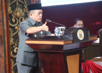 Gubernur Jambi Al Haris menyampaikan tanggapan pemerintah atas pemandangan umum fraksi-fraksi DPRD Provinsi Jambi dalam Rapat Paripurna di Gedung DPRD, Selasa (29/7/2025). (Dok.Humas)