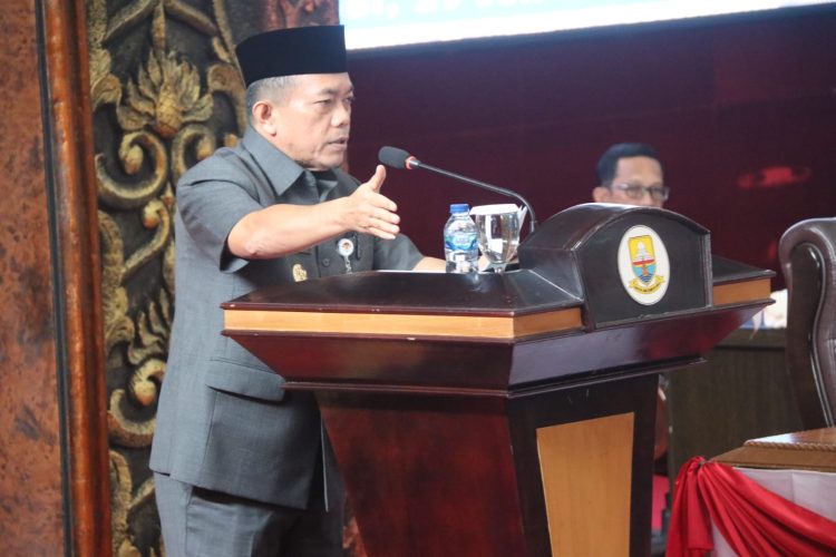 Gubernur Jambi Al Haris menyampaikan tanggapan pemerintah atas pemandangan umum fraksi-fraksi DPRD Provinsi Jambi dalam Rapat Paripurna di Gedung DPRD, Selasa (29/7/2025). (Dok.Humas)