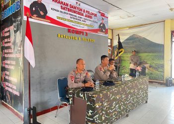 Komandan Batalyon B Pelopor Satbrimob Polda Jambi AKBP Wan Agus Hendrawijaya memberikan arahan kepada personel Kompi 3 Brimob di Mako Brimob Kerinci, Kota Sungai Penuh, Senin (28/7/2025).(dok.humas)