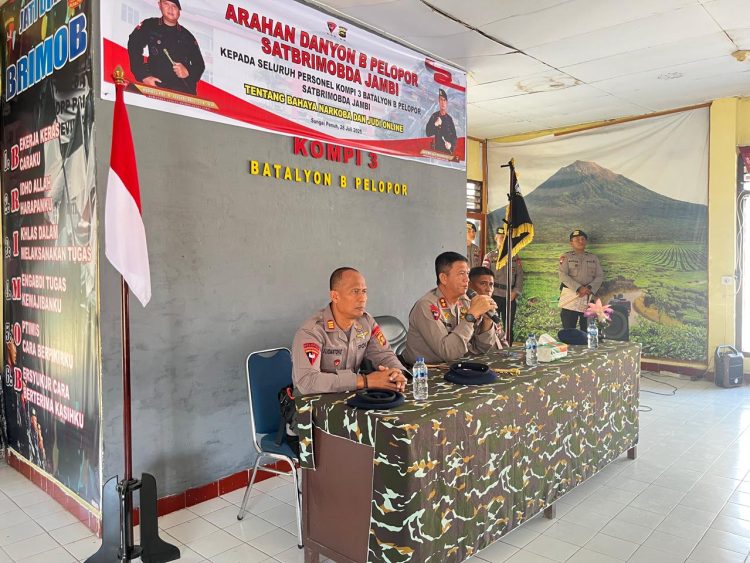 Komandan Batalyon B Pelopor Satbrimob Polda Jambi AKBP Wan Agus Hendrawijaya memberikan arahan kepada personel Kompi 3 Brimob di Mako Brimob Kerinci, Kota Sungai Penuh, Senin (28/7/2025).(dok.humas)