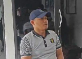 Petugas Lapas Kelas IIA Jambi memberikan keterangan kepada wartawan usai menggagalkan penyelundupan sabu yang disembunyikan dalam kemasan Pop Mie, Jumat (5/7/2025). (Dok. daus)