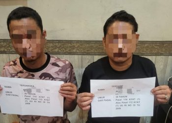 Dua tersangka kasus narkotika jenis sabu berinisial IC (35) dan RM (39) saat diamankan Satresnarkoba Polresta Jambi di kawasan Danau Sipin, Kota Jambi. (Dok. Polresta Jambi)