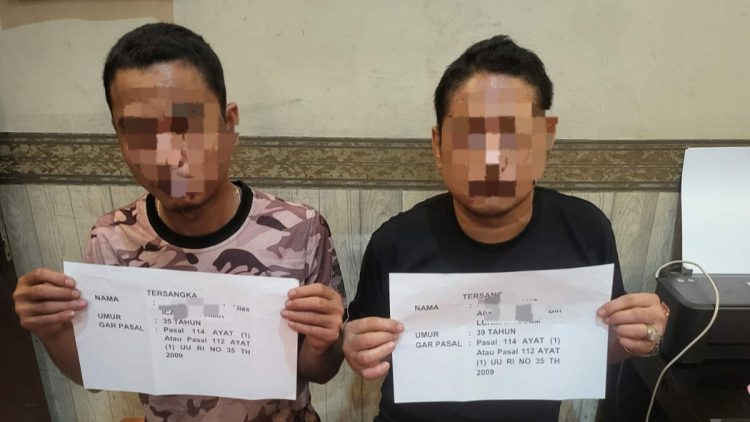 Dua tersangka kasus narkotika jenis sabu berinisial IC (35) dan RM (39) saat diamankan Satresnarkoba Polresta Jambi di kawasan Danau Sipin, Kota Jambi. (Dok. Polresta Jambi)