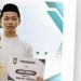 Nasrul Choonan Rahsatya menerima piala dan piagam Juara Umum II tingkat Madrasah Tsanawiyah di Pondok Pesantren Darul Arifin Jambi, Selasa (8/7/2025).(dok. Nasrul Choonan)