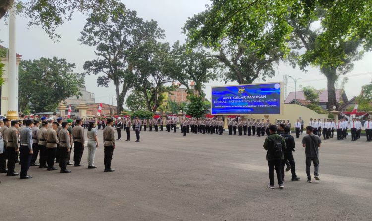 Apel gelar pasukan operasi patuh 2025 bertempat di Lapangan Hitam Mapolda Jambi, Senin (14/7/2025).(dok.Nahar)