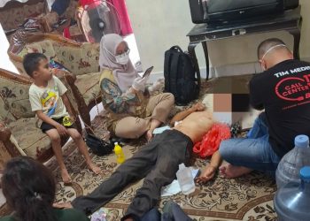 Petugas medis dari Dinas Sosial Kota Jambi memberikan pertolongan kepada ODGJ bernama Aladin yang ditemukan dalam kondisi terluka di Lorong Saung Kito, Kelurahan Solok Sipin, Kota Jambi, Kamis (24/7/2025). (Foto : Stepanus)