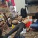 Petugas medis dari Dinas Sosial Kota Jambi memberikan pertolongan kepada ODGJ bernama Aladin yang ditemukan dalam kondisi terluka di Lorong Saung Kito, Kelurahan Solok Sipin, Kota Jambi, Kamis (24/7/2025). (Foto : Stepanus)