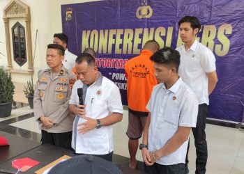 Dirkrimsus Polda Jambi, Kombes Pol Taufik Nurmandia, memaparkan barang bukti dalam kasus pembakaran hutan dan lahan di Kabupaten Batanghari, saat konferensi pers di Mapolda Jambi, Kamis (24/7/2025). (Dok daus)