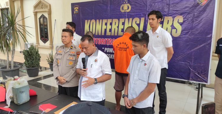 Dirkrimsus Polda Jambi, Kombes Pol Taufik Nurmandia, memaparkan barang bukti dalam kasus pembakaran hutan dan lahan di Kabupaten Batanghari, saat konferensi pers di Mapolda Jambi, Kamis (24/7/2025). (Dok daus)