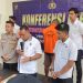 Dirkrimsus Polda Jambi, Kombes Pol Taufik Nurmandia, memaparkan barang bukti dalam kasus pembakaran hutan dan lahan di Kabupaten Batanghari, saat konferensi pers di Mapolda Jambi, Kamis (24/7/2025). (Dok daus)