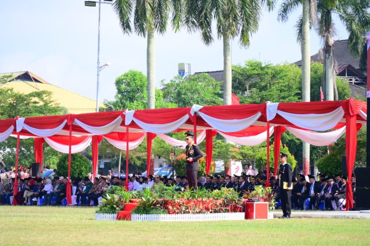 Kapolda Jambi Irjen Pol. Krisno H. Siregar saat memimpin upacara peringatan Hari Bhayangkara ke-79 di Lapangan Kantor Gubernur Jambi, Selasa (1/7/2025) (Dok. Nahar)