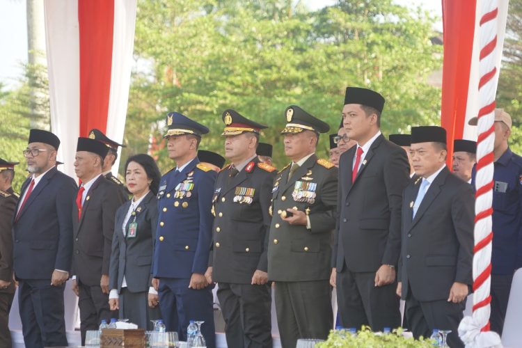 Komandan Korem 042/Gapu Brigjen TNI Heri Purwanto, S.E., M.Sc., bersama unsur Forkopimda menghadiri Upacara Hari Bhayangkara ke-79 di Lapangan Kantor Gubernur Jambi, Selasa (1/7/2025).( Dok. Penrem 042/Gapu)
